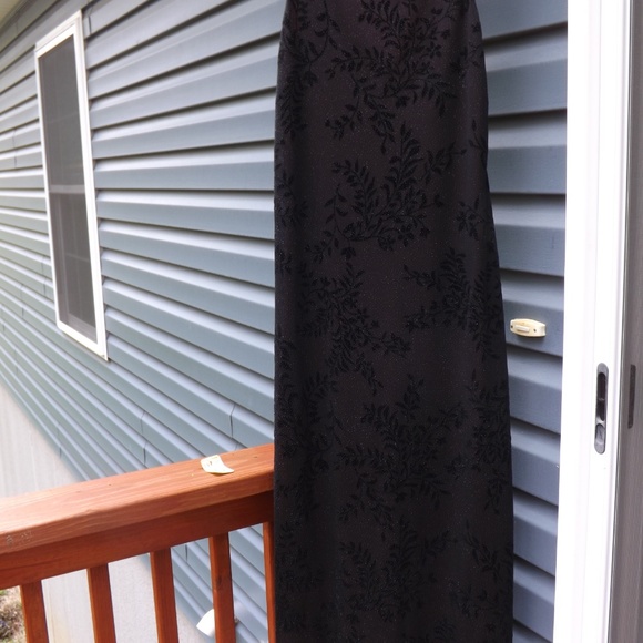 Black glitter dress with floral design and red - Picture 3 of 7